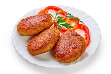 Beyaz arka plan üzerinde izole kızarmış ekmekli pirzola