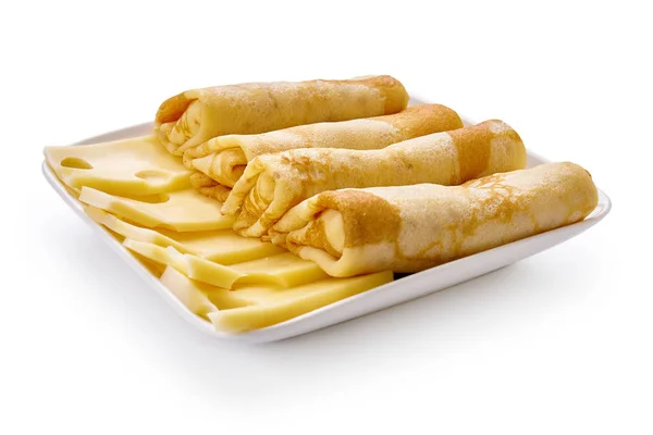 Pannenkoeken met kaas zijn geïsoleerd op een witte achtergrond — Stockfoto