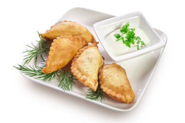 Beyaz bir arkaplanda izole edilmiş beyaz bir tabakta çizmeler