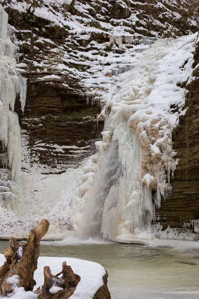 Frosty's morgens op de watervallen — Stockfoto