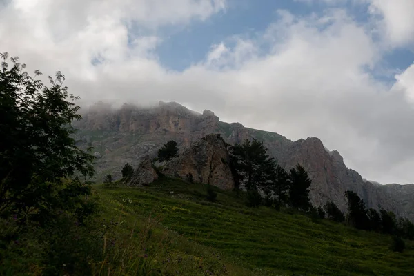 Le célèbre itinéraire 30, à travers les montagnes à la mer — Photo