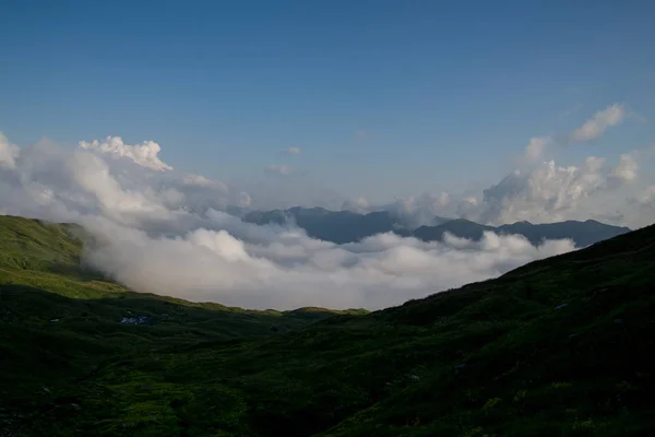 Le célèbre itinéraire 30, à travers les montagnes à la mer — Photo