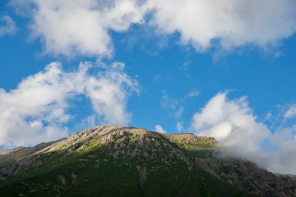 Le célèbre itinéraire 30, à travers les montagnes à la mer — Photo