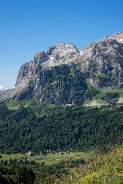 Le célèbre itinéraire 30, à travers les montagnes à la mer — Photo