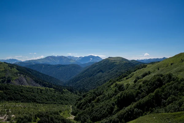 A famosa rota 30, através das montanhas para o mar — Fotografia de Stock