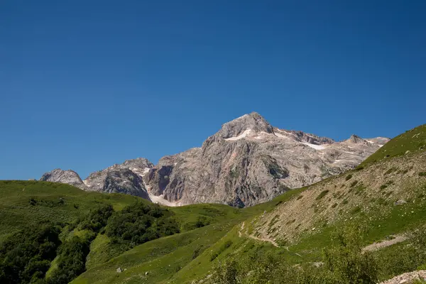 Dağlar ve deniz arasında ünlü 30 yolun — Stok fotoğraf