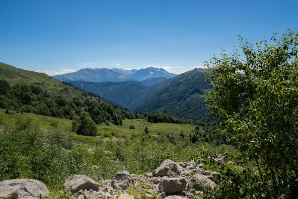 Il famoso percorso 30, attraverso le montagne fino al mare — Foto Stock