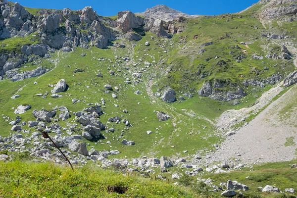 Le célèbre itinéraire 30, à travers les montagnes à la mer — Photo