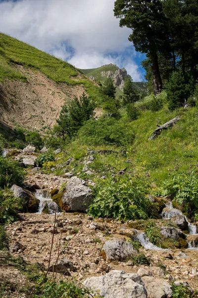 Le célèbre itinéraire 30, à travers les montagnes à la mer — Photo