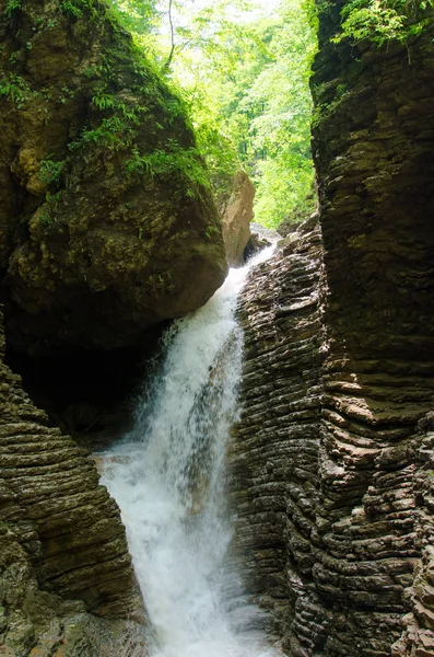 美丽的瀑布 Rufabgo。Adygea — 图库照片