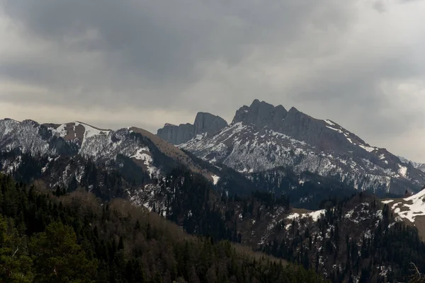 De bergketen van de grote Thach natuurpark — Stockfoto