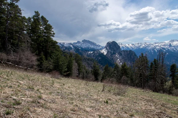 The mountain range of the Big Thach natural park — Stock Photo, Image