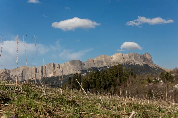 Bergskedjan i naturparken stora Thach — Stockfoto