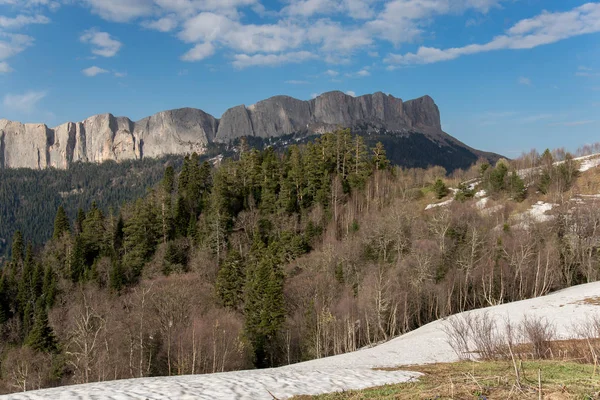 Bergskedjan i naturparken stora Thach — Stockfoto