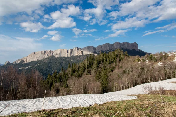 Bergskedjan i naturparken stora Thach — Stockfoto