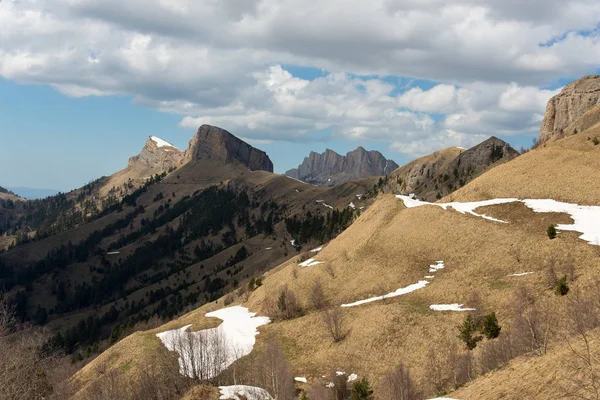 De bergketen van de grote Thach natuurpark — Stockfoto