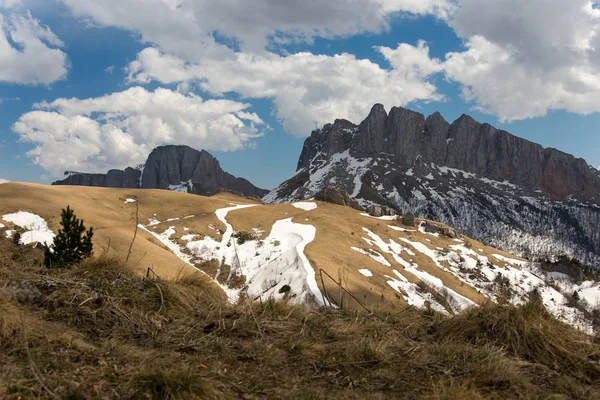 The mountain range of the Big Thach natural park — Stock Photo, Image