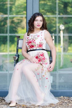 Doğada güzel bir genç kızın portresi.