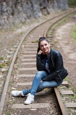 Doğada güzel bir genç kızın portresi.