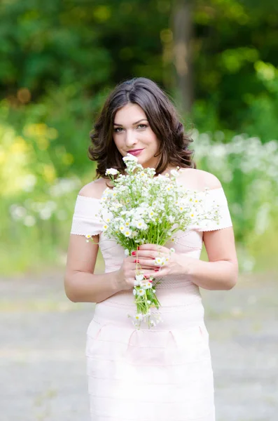 Ritratto Una Bella Ragazza Sulla Natura — Foto Stock