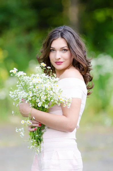 Portret Van Een Mooi Jong Meisje Natuur — Stockfoto