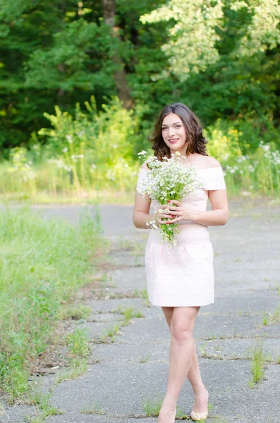 Ritratto Una Bella Ragazza Sulla Natura — Foto Stock