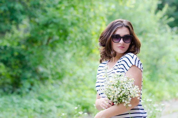 Ritratto Una Bella Ragazza Sulla Natura — Foto Stock