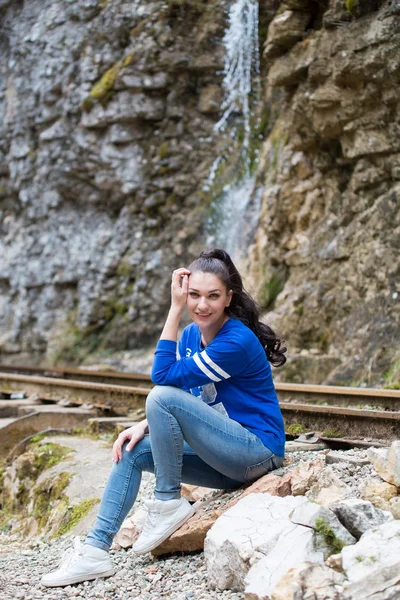 Retrato Una Hermosa Joven Sobre Naturaleza —  Fotos de Stock