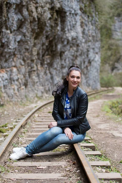 Retrato Uma Bela Jovem Natureza — Fotografia de Stock