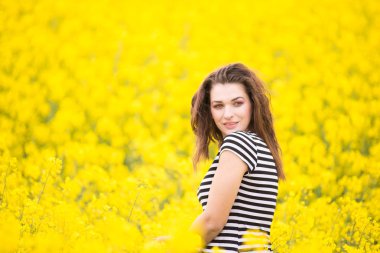 Doğada güzel bir genç kızın portresi.