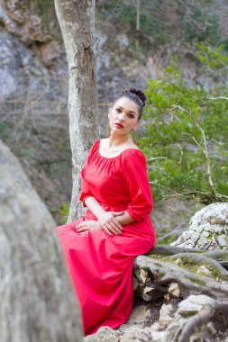 Doğada güzel bir genç kızın portresi.