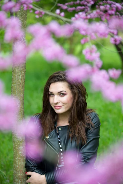 Portret Van Een Mooi Jong Meisje Natuur — Stockfoto