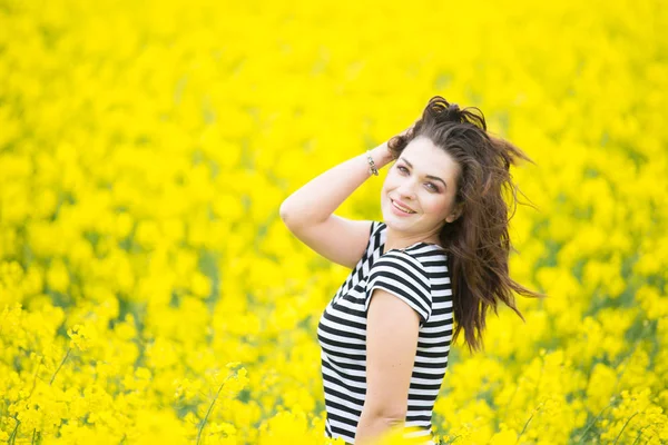 Retrato Una Hermosa Joven Sobre Naturaleza —  Fotos de Stock