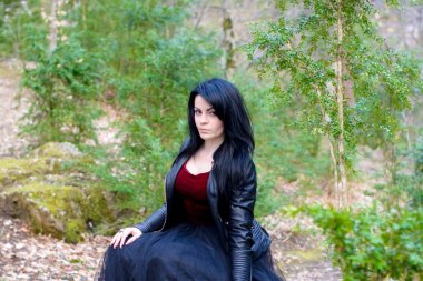 Genç güzel kız bir yürüyüş