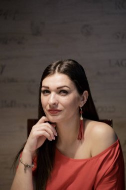 Genç güzel kız bir yürüyüş