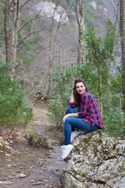 Retrato Una Hermosa Joven Sobre Naturaleza —  Fotos de Stock