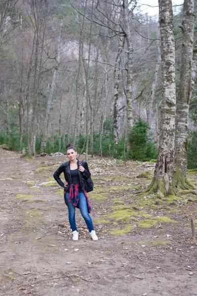 Retrato Una Hermosa Joven Sobre Naturaleza —  Fotos de Stock