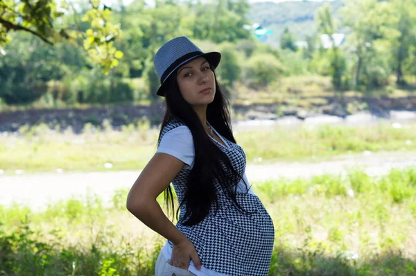 Güzel Bir Genç Hamile Kız Portresi — Stok fotoğraf