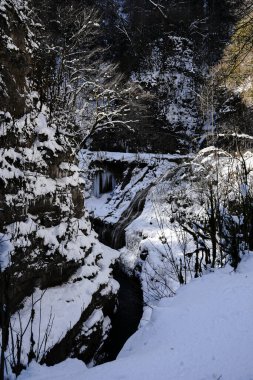 Kurdzhips nehrinin kış kanyonu. Guam Boğazı. Rusya