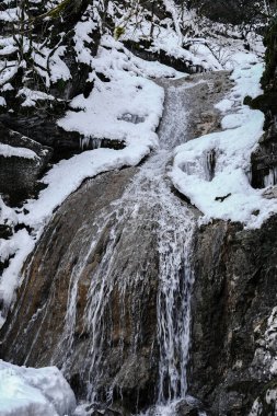 Kurdzhips nehrinin kış kanyonu. Guam Boğazı. Rusya