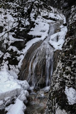 Kurdzhips nehrinin kış kanyonu. Guam Boğazı. Rusya