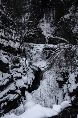 Kurdzhips nehrinin kış kanyonu. Guam Boğazı. Rusya