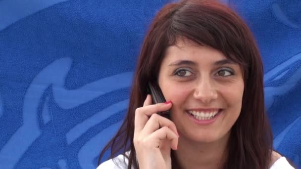 Piękna Dziewczyna Rozmawia Przez Telefon Komórkowy Przez Call Center Niebieskim — Wideo stockowe