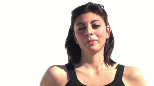 Gadis Cantik Menjawab Wawancara Pada Latar Belakang Putih — Stok Video