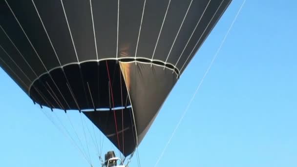 Hot Air Balloon Flies Blue Sky — Stock Video