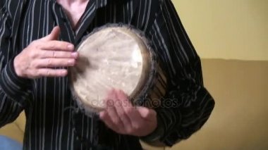 müzisyen etnik bir enstrüman çalıyor