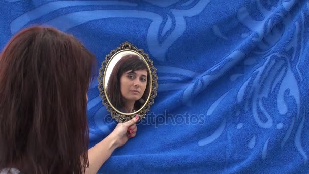 Schönes Mädchen Spiegel Auf Blauem Hintergrund — Stockvideo