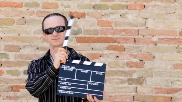 Joven Director Comienza Rodar Película Con Clapperboard — Vídeo de stock