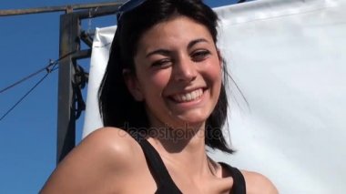 Güzel kız beyaz zemin üzerine bir röportaj cevap