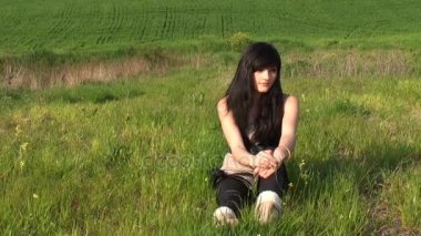 güzel kız çayırda oturan